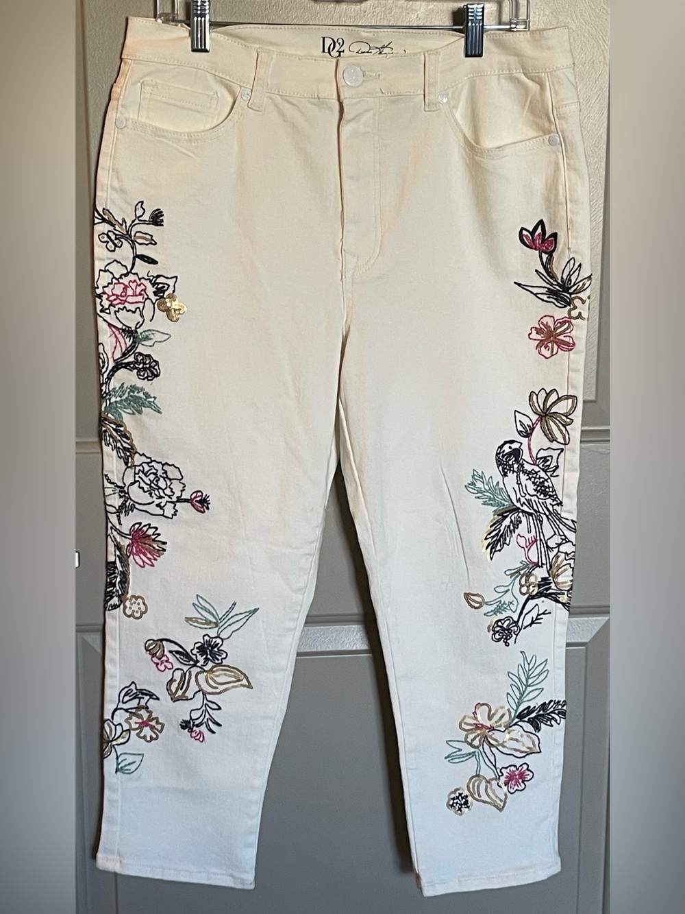 DG2 Women’s White Cropped Embroidered Jeans Size 14
